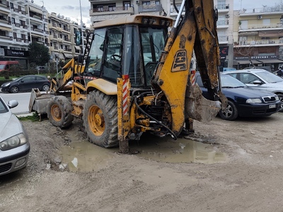 Επικινδυνότητα κοινόχρηστου χώρου και παράνομη στάθμευση μηχανήματος έργου   αλάνα που βρίσκεται στη συμβολή των οδών Περικλέους με Ελ. Βενιζέλου.