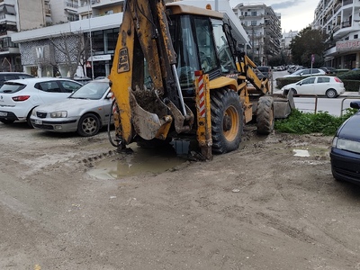 Επικινδυνότητα κοινόχρηστου χώρου και παράνομη στάθμευση μηχανήματος έργου   αλάνα που βρίσκεται στη συμβολή των οδών Περικλέους με Ελ. Βενιζέλου.