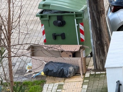 ΚΑΔΟΣ ΣΚΟΥΠΙΔΙΩΝ ΚΛΕΙΝΕΙ  ΔΡΟΜΟ ΓΙΑ ΑΜΕΑ