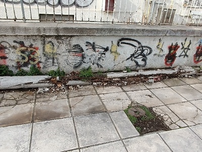 παρατημένη τσιμεντένια κολώνα  	Λεωφόρος Βασιλίσσης Όλγας