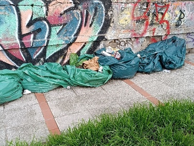 παρατημένες σακούλες σκουπιδιών του δήμου Καλαμαριάς