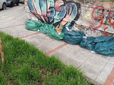 παρατημένες σακούλες σκουπιδιών του δήμου Καλαμαριάς