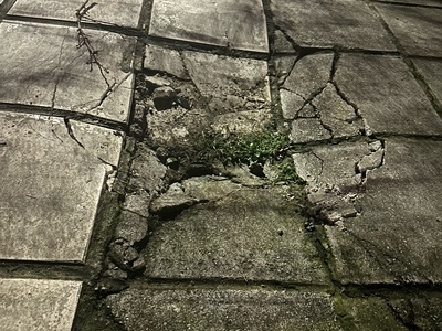 Σπασμένη πλάκα πεζοδρομίου κίνδυνος