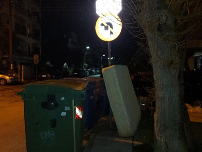 Στρωμα αφεθηκε διπλα στους καδους ανακυκλωσης  	Αργυρόπουλου