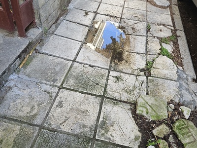 Αναφορά επικινδυνότητας πεζοδρομίου και αίτημα άμεσης αποκατάστασης