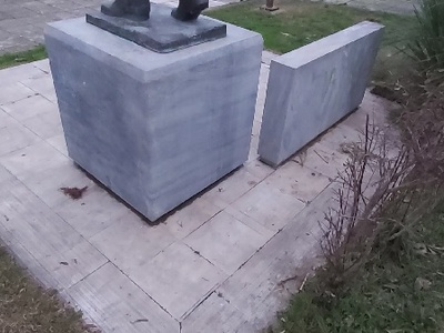 Καθαρισμός βανδαλισμων στο άγαλμα Κυριάκου Μάτση στην ομώνυμη πλατεία   	Παντειχίου