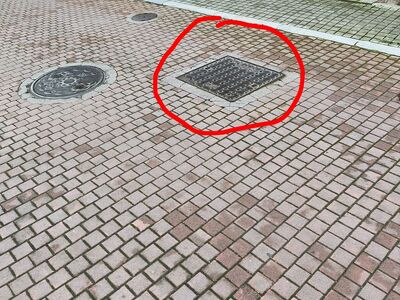 Θορυβώδες καπάκι στο οδόστρωμα  	μητροπολίτου χρυσάνθου