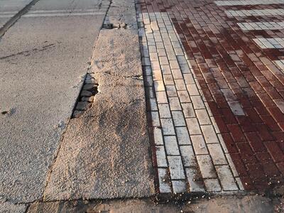 Κακοτεχνία  με αποτέλεσμα κακή κατάσταση του οδοστρώματος και την διάβαση πεζών Αιγαίου