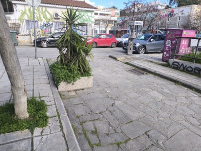 Επανατοποθέτηση ζαρντινιέρας για αποτροπή διέλευσης οχημάτων σε πεζόδρομο