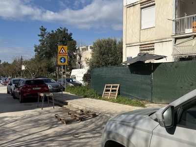 ΠΑΡΑΝΟΜΗ ΤΟΠΟΘΕΤΗΣΗ ΑΝΤΙΚΕΙΜΕΝΩΝ ΣΤΟ ΔΡΟΜΟ ΓΙΑ ΚΑΤΑΛΗΨΗ ΘΕΣΗΣ ΠΑΡΚΙΝΓΚ