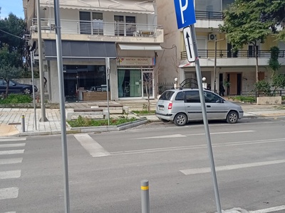 Στραβή πινακίδα σήμανσης οδικής κυκλοφορίας  Βλασίου Γαβριηλίδη