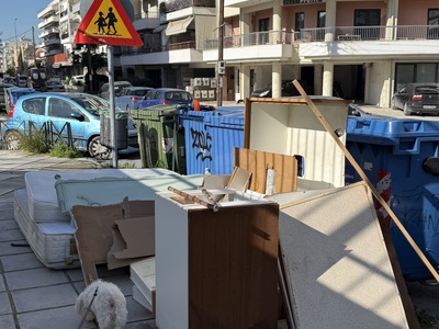 Ογκώδη αντικείμενα συμβολή των οδων Φιλαδελφειας και Ζηργανου