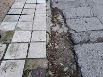 Σπασμένο πεζοδρόμιο καρατζα σταυρου