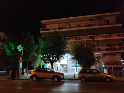 Κλάδεμα 2 δέντρων Αιγαίου με Χειμωνίδου μπροστά από τον σταυρό Φαρμακείου Δεμπεγιωτη Δημητρα