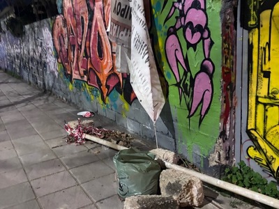 απομακρυνση αντικειμενων απο το πεζοδρομιο Χηλης κοντά στη διασταύρωση με την οδό Παπαγου