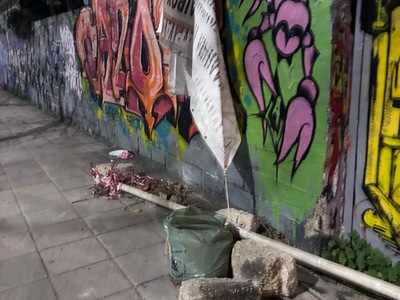 απομακρυνση αντικειμενων απο το πεζοδρομιο Χηλης κοντά στη διασταύρωση με την οδό Παπαγου