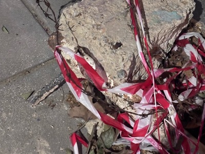 απομακρυνση αντικειμενων απο το πεζοδρομιο Χηλης κοντά στη διασταύρωση με την οδό Παπαγου