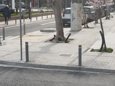 Λάθος θέση κάδου απορριμμάτων  ΣΜΥΡΝΗΣ