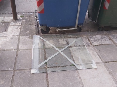 Τζάμι στο πεζοδρόμιο Αιγαίου