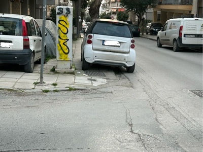 Τοποθετηση κολονακίων στο πεζοδρομιο Αγίου Νικολάου  38
