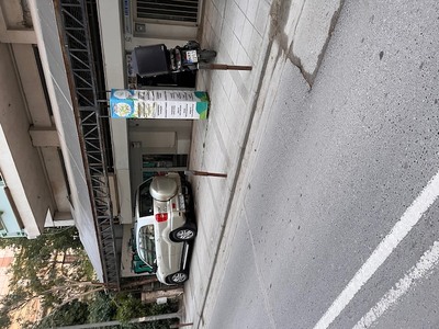 Βγάζουν Κολωνάκια πεζοδρομίου για να σταθμέυσουν τα αυτοκίνητά τους!!!!!  Μαρμαρά