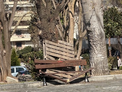 Σπασμένο παγκάκι  στο πάρκο Κερασούντος