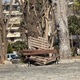 Σπασμένο παγκάκι  στο πάρκο Κερασούντος