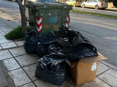 Σκουπίδια δίπλα σε κάδους Κερασούντος