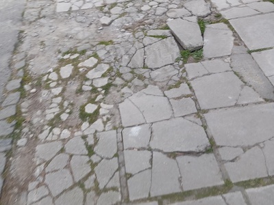 Σπασμένο πεζοδρόμιο Επανωμής με Εράτυρας