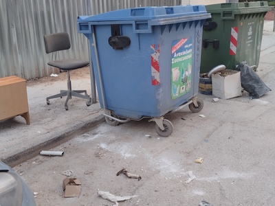 Αντικείμενα και σκουπίδια έξω από κάδους   Σίμου Λιανιδη