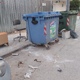 Αντικείμενα και σκουπίδια έξω από κάδους   Σίμου Λιανιδη
