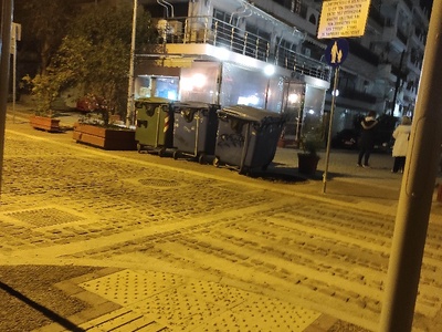 κάδοι παντού   οι κάδοι που θα έπρεπε να βρίσκονται επί της οδού Παπαντωνίου