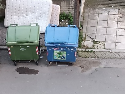 Στρώματα κρεβατιού πισω απο κάδους  	Ήρας