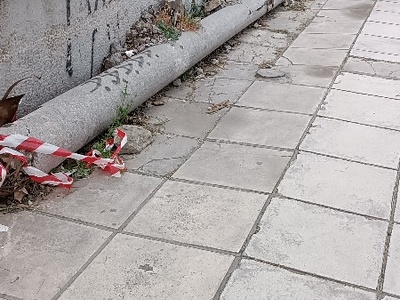 παρατημένη τσιμεντένια κολώνα  Βασιλίσσης Όλγας