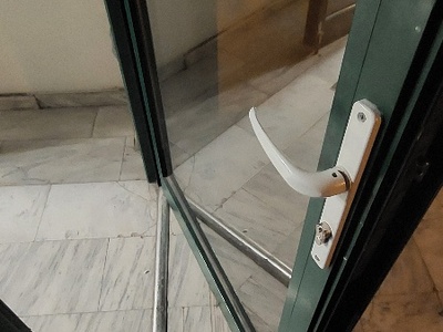 Εισοδος κτιριου στην πλατεια Σκρα