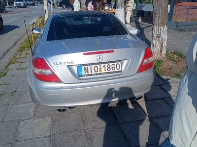 Κλεισμένο πεζοδρόμιο από αμαξι  Θεμιστοκλή Σοφούλη