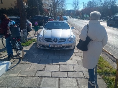 Κλεισμένο πεζοδρόμιο από αμαξι  Θεμιστοκλή Σοφούλη