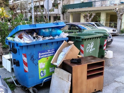 αντικείμενα ογκωδη ατον δρομο και στο πεζοδρόμιο  Αγίου Ιωάννου