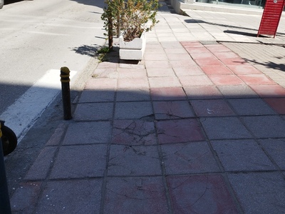 Πεζόδρομος Κομνηνών - σπασμένες πλάκες