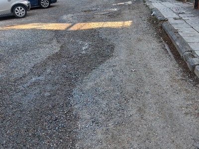 Χώρος στάθμευσης οχημάτων  Κηφισίας  στρώσετε με άσφαλτο  ή πλακάκια.