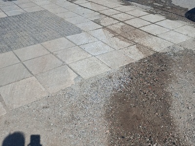 Χώρος στάθμευσης οχημάτων  Κηφισίας  στρώσετε με άσφαλτο  ή πλακάκια.