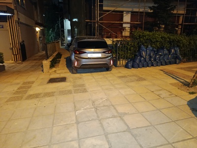 Παράνομη στάθμευση, κατάληψη Πεζοδρομίου