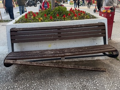 Σπασμένο παγκάκι πεζόδρομος