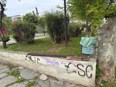 Σπασμένο ξύλο από παγκάκι