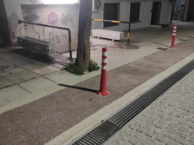 Κολωνάκια πακτωμένα σε πεζοδρόμιο