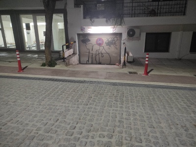 Κολωνάκια πακτωμένα σε πεζοδρόμιο