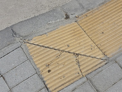 ΠΑΠΑΚΙΡΙΤΣΗ μετα την ανακαίνιση πεζοδρομίων εσπασαν