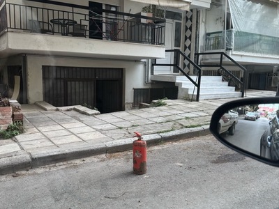 εμποδια στο δρομο  Χάλκης   (3 πυροσβεστήρες στην άκρη του δρόμου   για κράτηση θέσης στάθμευσης  )