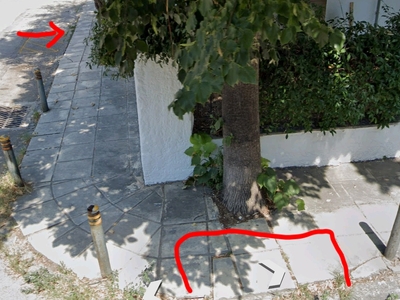 Άκρως επικίνδυνο πεζοδρόμιο - Μουδανίων και Αγ. Ιωάννη