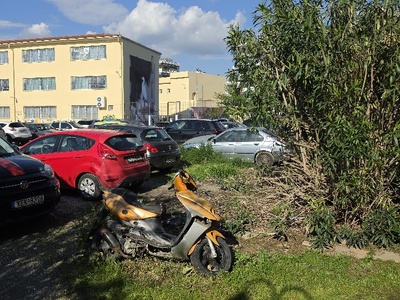 παρατημένα  μηχανάκι και ένα αμάξι   Αριστοφάνους